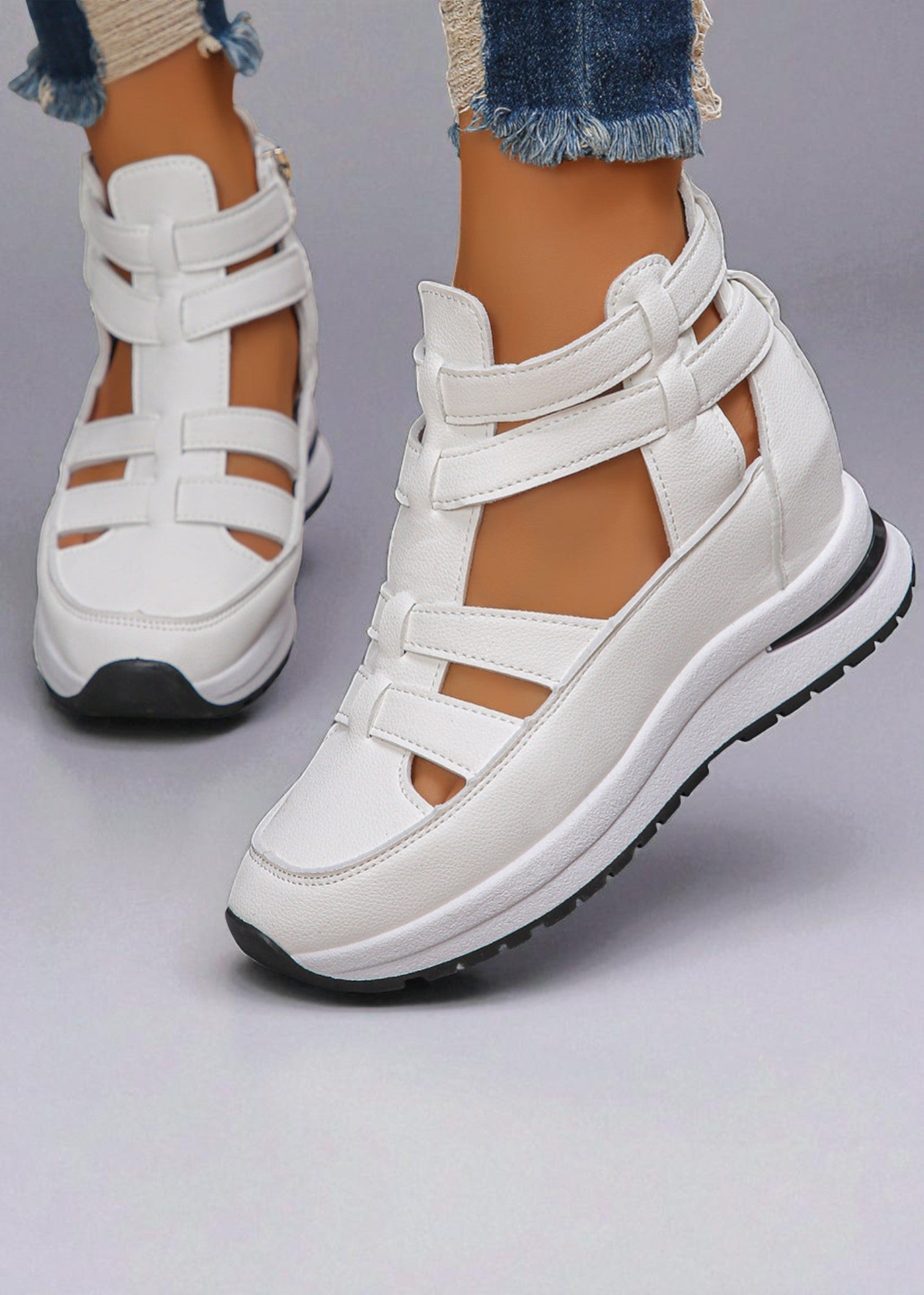 Lina – Cut-Out Sneaker mit Keilsohle & Reißverschluss